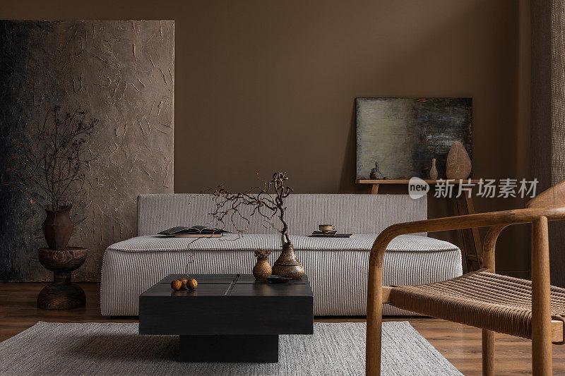 wabi sabi客厅内部的美学构图，包括模拟海报，模块化沙发，木制马桶，地毯，时尚的咖啡桌，带树枝的花瓶和个人配件。家居装饰。模板。